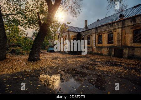 Alte verlassene Spukvilla. Ehemalige Mercant gartenIm Haus, Woronesch Stockfoto