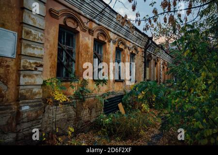 Alte verlassene Spukvilla. Ehemalige Mercant gartenIm Haus, Woronesch Stockfoto