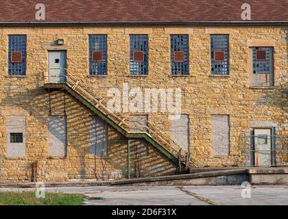 Treppen gegen die Steinmauer des verlassenen Old Joliet State Prison in der Collins Street 1125 in Joliet, Illinois Stockfoto