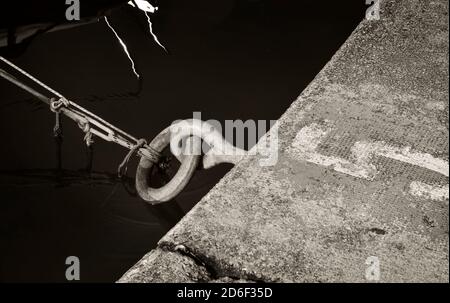 Anlegeplatz mit Seilen an der Marina, Tivat Montenegro Stockfoto