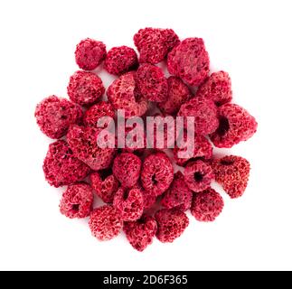 Getrocknete Himbeere isoliert auf weißem Hintergrund. Dehydrierte Himbeere. Draufsicht. Stockfoto