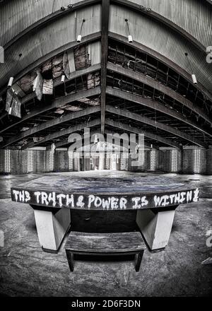 Das Innere der verlassenen Kapelle im Joliet State Prison in der Collins Street 1125 in Joliet, Illinois Stockfoto