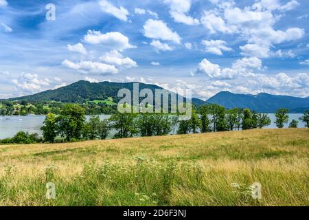 Deutschland, Bayern, Oberbayern, Mangfallgebirge, Tegernsee, Gmund am Tegernsee, Panoramablick auf Kaltenbrunn, im Hintergrund Neureuth Stockfoto