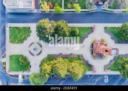 Grüne Rasenflächen im Memorial Park der Stadt Bathurst in der australischen Zentralwestebene von NSW - Luftaufnahme von oben nach unten. Stockfoto