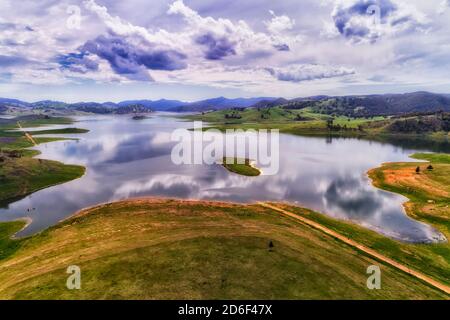 Lake WIndamere über Damm auf Cudgegong Fluss in malerischen Hügelketten Bereich der regionalen ländlichen NSW von Australien. Stockfoto