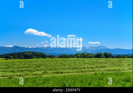 Deutschland, Bayern, Oberbayern, Tölzer Land, Münsing, Kreis Holzhausen, Kulturlandschaft und Stadtansicht mit Pfarrkirche St. Johann Baptist gegen Wettersteingebirge mit Zugspitze Stockfoto