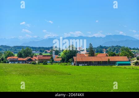 Deutschland, Bayern, Oberbayern, Tölzer Land, Dietramszell, Kreis Baiernrain, Kulturlandschaft und Stadtansicht gegen die Alpenkette Stockfoto