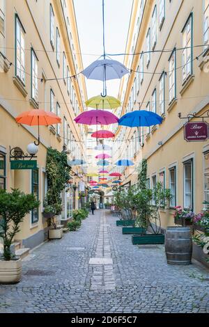 Sünnhof-Passage mit bunten Schirmen, Durchgang und Biedermeier-Innenhof zwischen Landstrasser Hauptstraße und Ungargasse, 3. Bezirk, Landstraße, Wien, Österreich Stockfoto