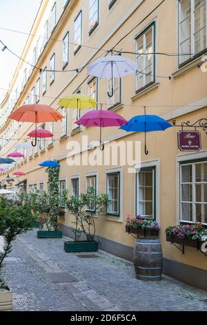 Sünnhof-Passage mit bunten Schirmen, Durchgang und Biedermeier-Innenhof zwischen Landstrasser Hauptstraße und Ungargasse, 3. Bezirk, Landstraße, Wien, Österreich Stockfoto