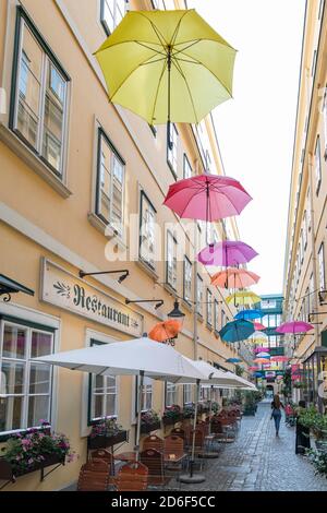 Sünnhof-Passage mit bunten Schirmen, Durchgang und Biedermeier-Innenhof zwischen Landstrasser Hauptstraße und Ungargasse, 3. Bezirk, Landstraße, Wien, Österreich Stockfoto