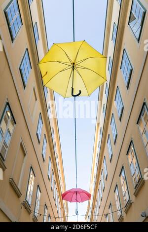 Sünnhof-Passage mit bunten Schirmen, Durchgang und Biedermeier-Innenhof zwischen Landstrasser Hauptstraße und Ungargasse, 3. Bezirk, Landstraße, Wien, Österreich Stockfoto