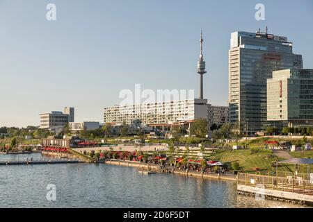 Der Freizeitbereich CopaBeach an der Neuen Donau, in den Hinterhäusern der Donaustadt und des Donauturms, 22. Bezirk, Donaustadt, Wien, Österreich, Stockfoto