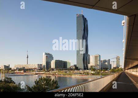 Blick von der Reichsbrücke auf das Freizeitgebiet CopaBeach an der Neuen Donau, hinter den Gebäuden der Donaustadt mit dem markanten DC Tower 1, 22. Bezirk, Donaustadt, Wien, Österreich, Stockfoto