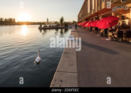 Abendstimmung am CopaBeach an der Neuen Donau, Freizeitbereich und Restaurant Rembetiko, 22. Bezirk, Donaustadt, Wien, Österreich, Stockfoto