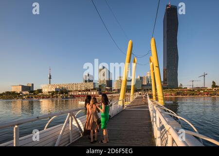 Blick von Copa-Steg auf das Freizeitgebiet CopaBeach an der Neuen Donau, hinter den Gebäuden der Donaustadt mit dem markanten DC-Tower 1, 22. Bezirk, Donaustadt, Wien, Österreich Stockfoto