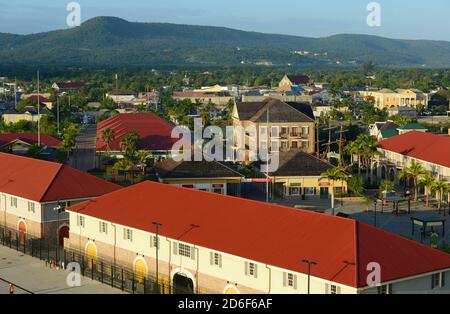 Falmouth Downtown Buildings, Jamaika. Falmouth ist eine historische Stadt in Jamaika hat eine Reihe von historischen Gebäuden mit jamaikanischen georgischen Architektur Stockfoto