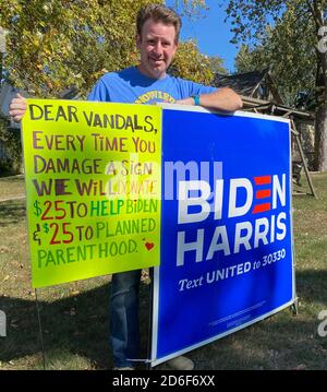 Racine, Wisconsin, USA. Oktober 2020. JOSH COLLUM sagte Freitag, 16. Oktober 2020, dass die Biden - Harris Kampagne Zeichen in seinem Vorgarten in Racine, Wisconsin vier Mal vandalisiert worden sind. Seine Antwort ist, ein Zeichen zu verkleben, das jedes Mal, wenn die Zeichen in Zukunft zerstört werden, Spenden in Höhe von jeweils 25 Dollar für die Kampagne und die geplante Elternschaft verspricht. (Bild: © Mark HertzbergZUMA Wire) Stockfoto