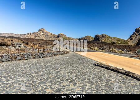 Blick vom 'Mirador de las Narices del Teide' auf der Straße durch Lavafelder im Nationalpark El Teide, Teneriffa, Spanien Stockfoto