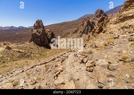 Wanderung zu den Felsformationen "Roques de Garcia" am großen Krater im Nationalpark El Teide, Teneriffa, Spanien Stockfoto