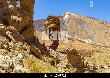 "Roques de Garcia" Felsformationen am großen Krater im Nationalpark El Teide mit Blick auf vulkanische Gipfel, Teneriffa, Spanien Stockfoto