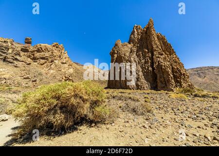 Wanderung zu den Felsformationen "Roques de Garcia" am großen Krater im Nationalpark El Teide, Teneriffa, Spanien Stockfoto