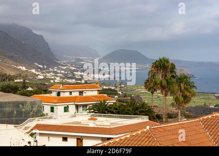 Blick auf Villen, Landschaft und Meer bei San Marcos, in der Nähe von Icod de los Vinos, nordwestlich von Teneriffa, Spanien Stockfoto