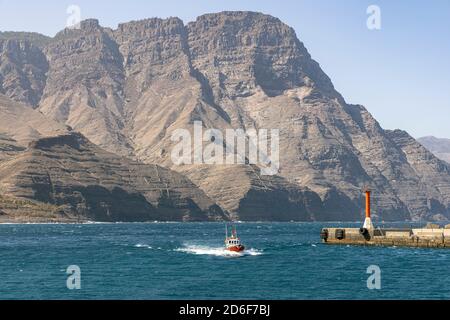 Blick auf das Meer und hohe Felsen vom Hafen von Agaete im Westen von Gran Canaria, Spanien Stockfoto