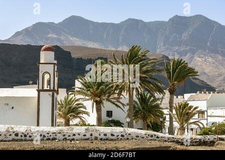 Kirche mit Palmen in der Hafenstadt Agaete im Westen von Gran Canaria, Spanien Stockfoto