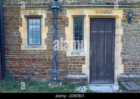 Schöne Tür zur St. Andrews Kirche, Biggleswade, Betten, England Stockfoto