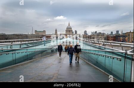 Millennium Bridge mit Blick auf die St. Paul's Cathedral an einem regnerischen Tag. Stockfoto