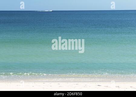 Die verschiedenen Schattierungen des Ozeans Wasser abhängig von der Seichtigkeit des Meeres. Lavallette, New Jersey, USA Stockfoto