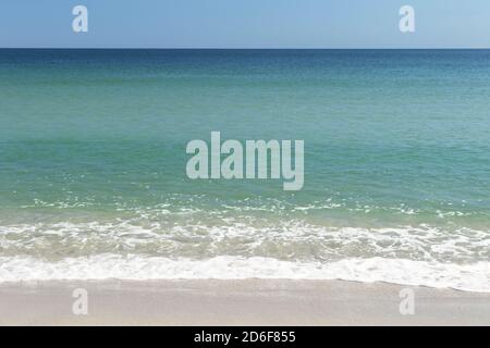 Die verschiedenen Schattierungen des Ozeans Wasser abhängig von der Seichtigkeit des Meeres. Lavallette, New Jersey, USA Stockfoto