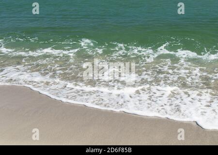 Die verschiedenen Schattierungen des Ozeans Wasser abhängig von der Seichtigkeit des Meeres. Lavallette, New Jersey, USA Stockfoto