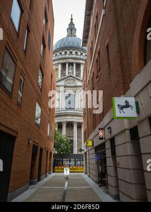 Ein Blick auf St. Paul's Cathedral durch eine Gasse. Stockfoto