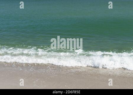 Die verschiedenen Schattierungen des Ozeans Wasser abhängig von der Seichtigkeit des Meeres. Lavallette, New Jersey, USA Stockfoto