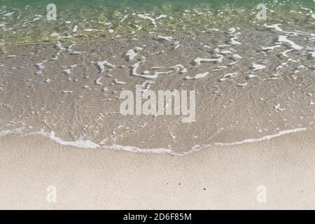 Die verschiedenen Schattierungen des Ozeans Wasser abhängig von der Seichtigkeit des Meeres. Lavallette, New Jersey, USA Stockfoto