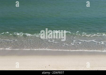 Die verschiedenen Schattierungen des Ozeans Wasser abhängig von der Seichtigkeit des Meeres. Lavallette, New Jersey, USA Stockfoto