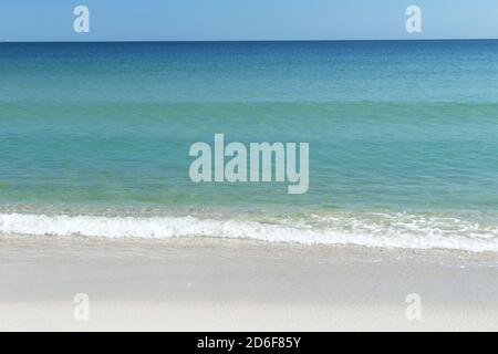 Die verschiedenen Schattierungen des Ozeans Wasser abhängig von der Seichtigkeit des Meeres. Lavallette, New Jersey, USA Stockfoto