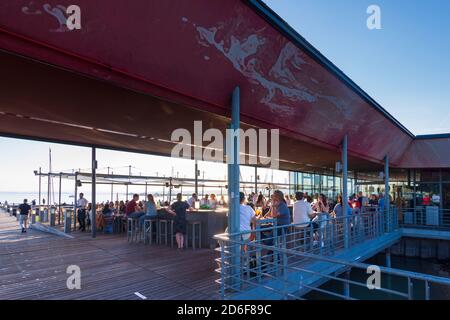 Neusiedl am See, Restaurant 'maulwurf West' am Neusiedler See, Segelschiffe am Neusiedler See, Burgenland, Österreich Stockfoto