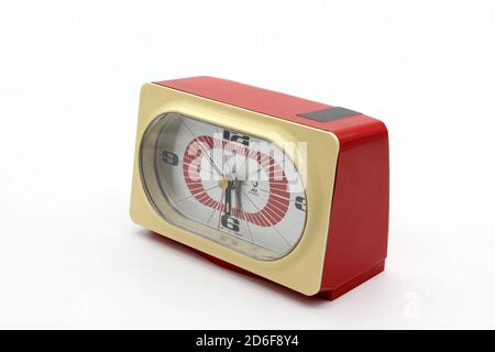 Vintage Europa tragbarer Wecker, isoliert auf weißem Hintergrund. Stockfoto