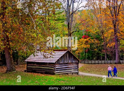 Ein Paar geht den Weg hinunter zur Schmiede im John P. Cable Mill Complex im Great Smoky Mountains National Park in Tennessee. Stockfoto