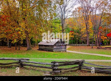 Herbstlaub umgibt die Schmiede im John P. Cable Mill Complex im Great Smoky Mountains National Park in Townsend, Tennessee. Stockfoto