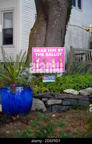 PORTLAND, ME -9 Okt 2020- Ansicht eines demokratischen Biden Harris Rasenzeichens sagend Schnappen Sie ihn durch den Stimmzettel während der Kampagne 2020 in Portland, Maine, vereinigen Stockfoto