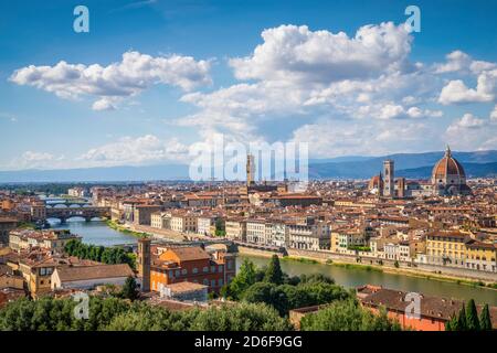 Blick auf das historische Zentrum von Florenz mit den Palästen und dem Fluss Arno, Florenz Toskana, Italien, Europa Stockfoto