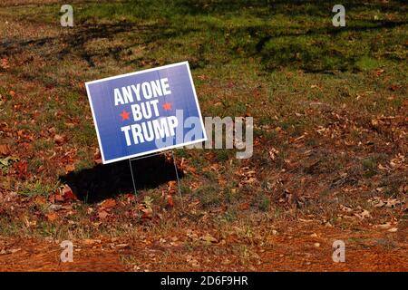 PORTLAND, ME -9 Okt 2020- Ansicht eines demokratischen Rasenzeichens, das jedermann außer Trump während der Kampagne 2020 in Portland, Maine, Vereinigte Staaten sagt. Stockfoto