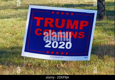 PORTLAND, ME -9 Okt 2020- Ansicht eines demokratischen Rasenzeichens, das Donald Trump und Susan Collins während der Kampagne 2020 in Portland, Maine, Vereinigte Str. Stockfoto