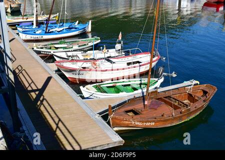 Muros, Spanien. Juni 18, 2020. Alte hölzerne galizische traditionelle Fischerboote, die in einem Hafen festgemacht sind. Rias Baixas, Provinz Coruña, Galizien. Stockfoto