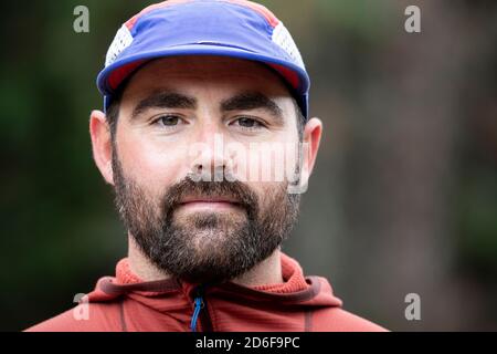 Content männliche Reisende Blick auf Kamera Stockfoto