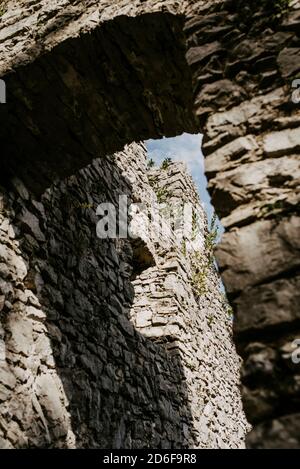 Reste der Mauer der Werdenfels Burgruine, Garmisch-Partenkirchen, Bayern Stockfoto