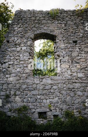 Reste der Mauer der Werdenfels Burgruine, Garmisch-Partenkirchen, Bayern Stockfoto